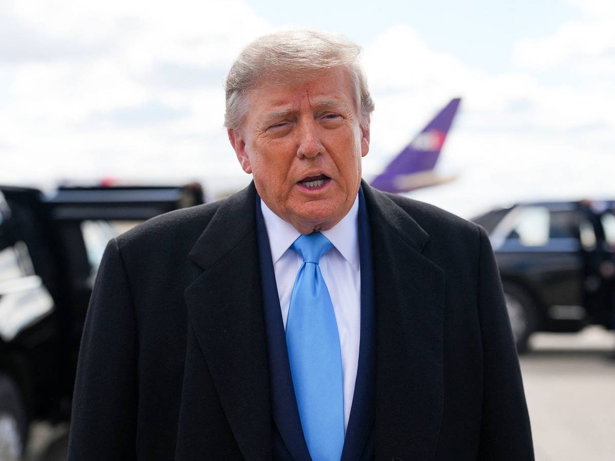 US-Präsident Donald Trump spricht am Flughafen in Hebron (Kentucky) zur Presse.
