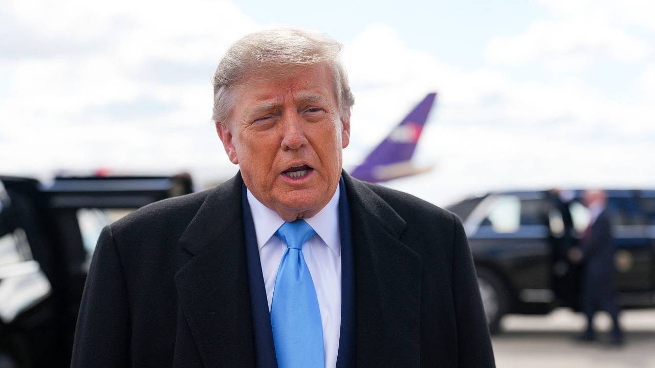 US-Präsident Donald Trump spricht am Flughafen in Hebron (Kentucky) zur Presse.