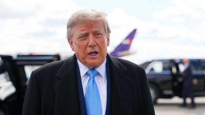 US-Präsident Donald Trump spricht am Flughafen in Hebron (Kentucky) zur Presse.