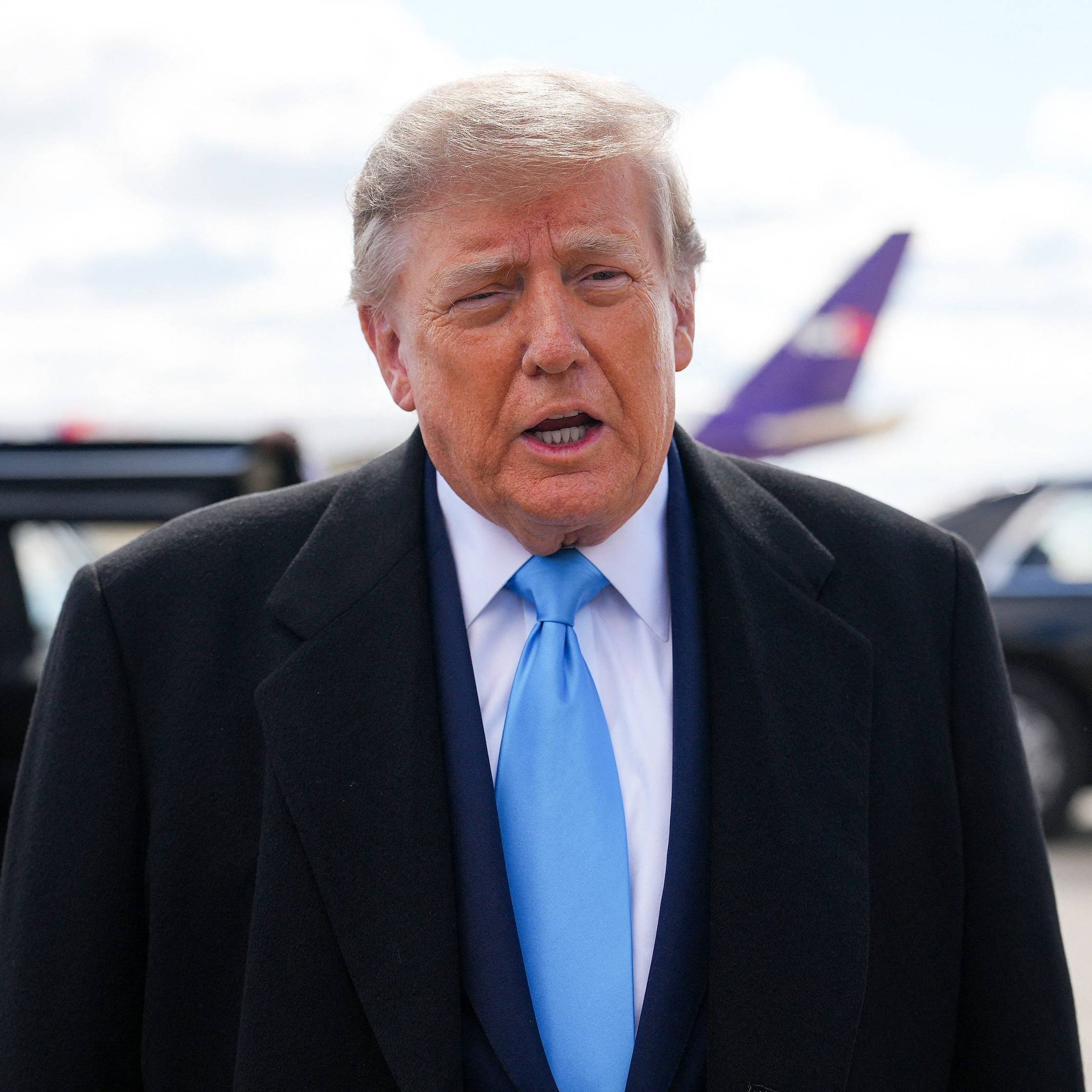 US-Präsident Donald Trump spricht am Flughafen in Hebron (Kentucky) zur Presse.