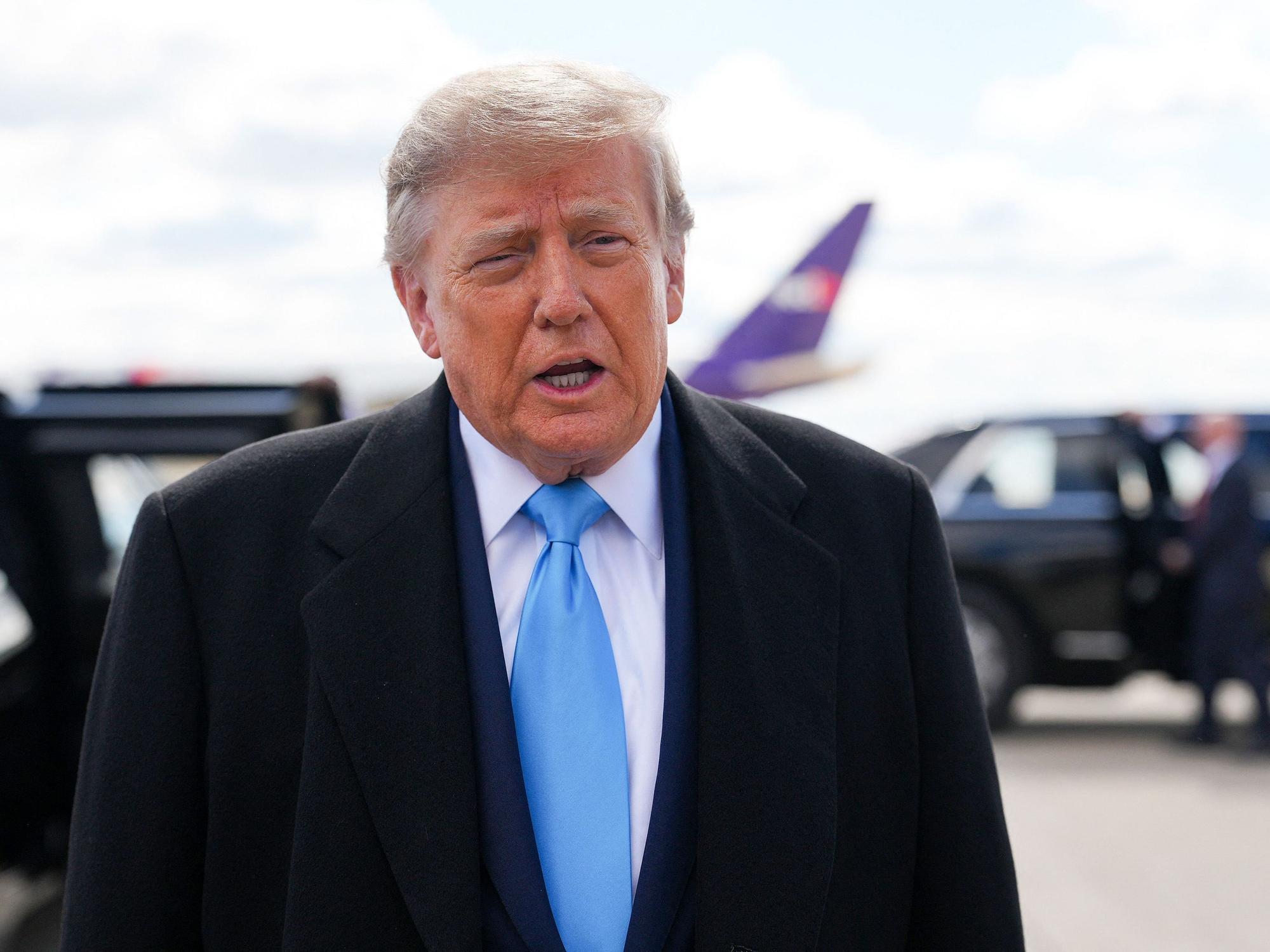 US-Präsident Donald Trump spricht am Flughafen in Hebron (Kentucky) zur Presse.