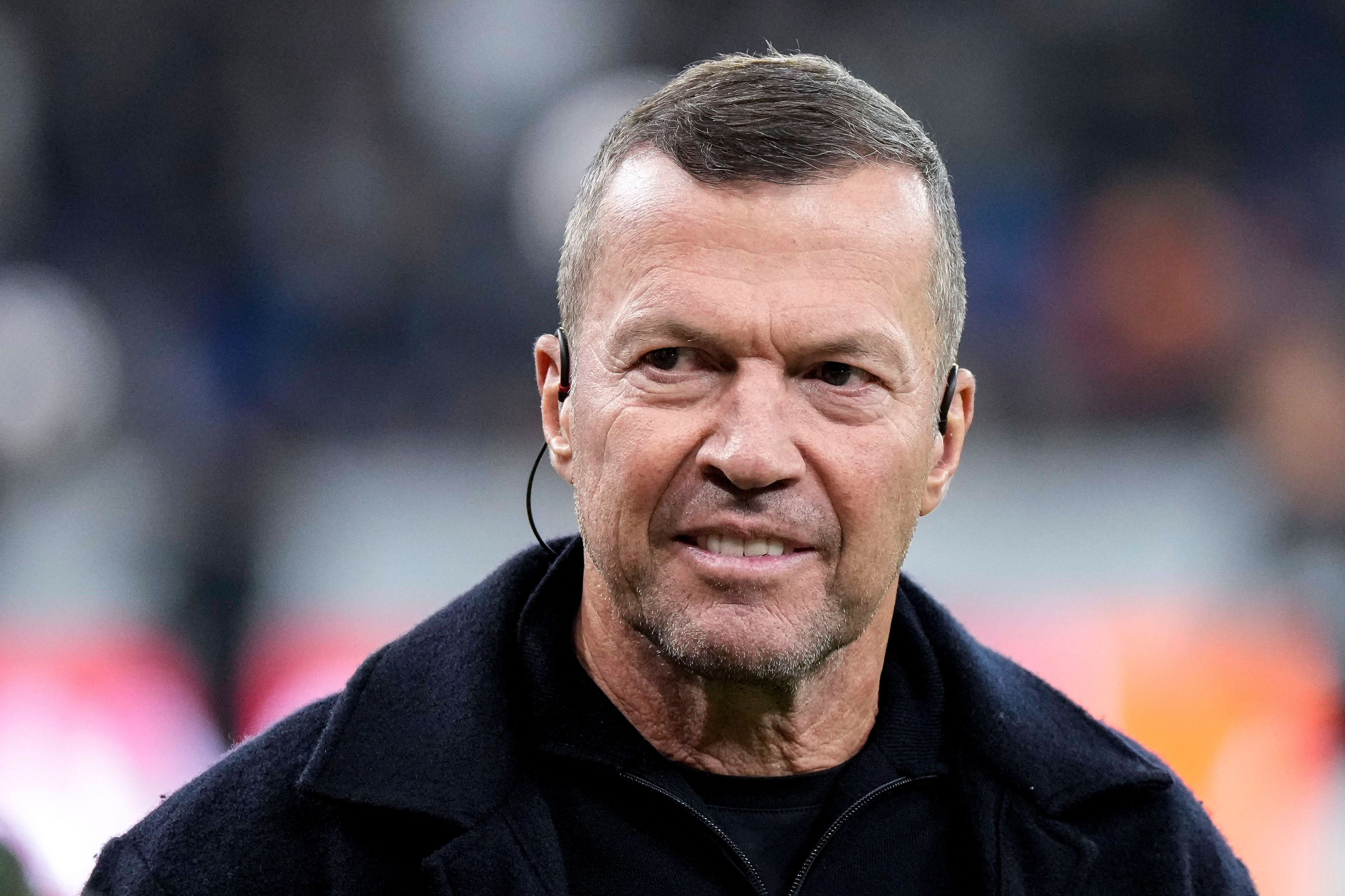 Sky-Experte Lothar Matthäus steht am Spielfeldrand.