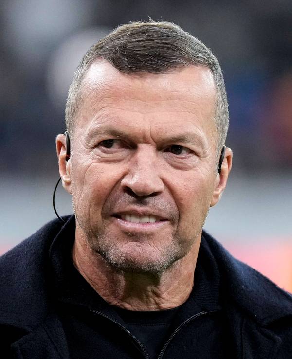 Sky-Experte Lothar Matthäus steht am Spielfeldrand.