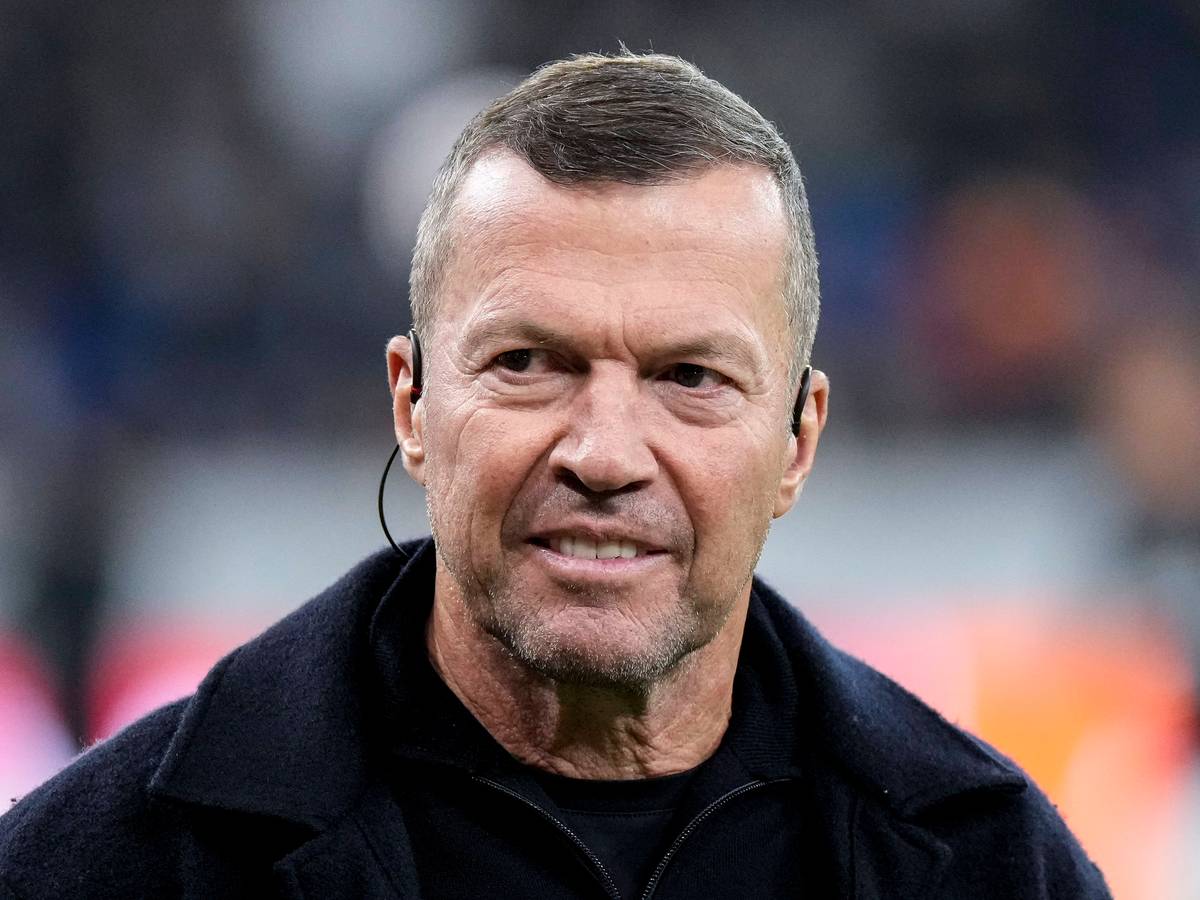 Sky-Experte Lothar Matthäus steht am Spielfeldrand.