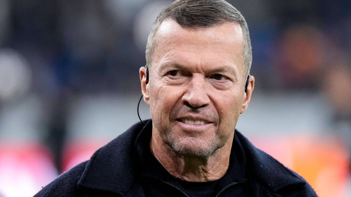 Sky-Experte Lothar Matthäus steht am Spielfeldrand.