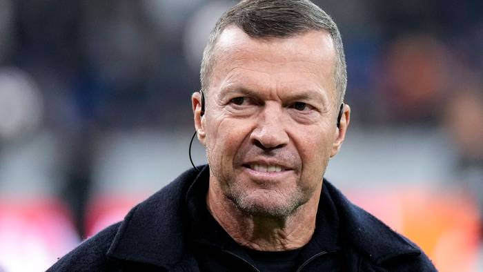 Sky-Experte Lothar Matthäus steht am Spielfeldrand.