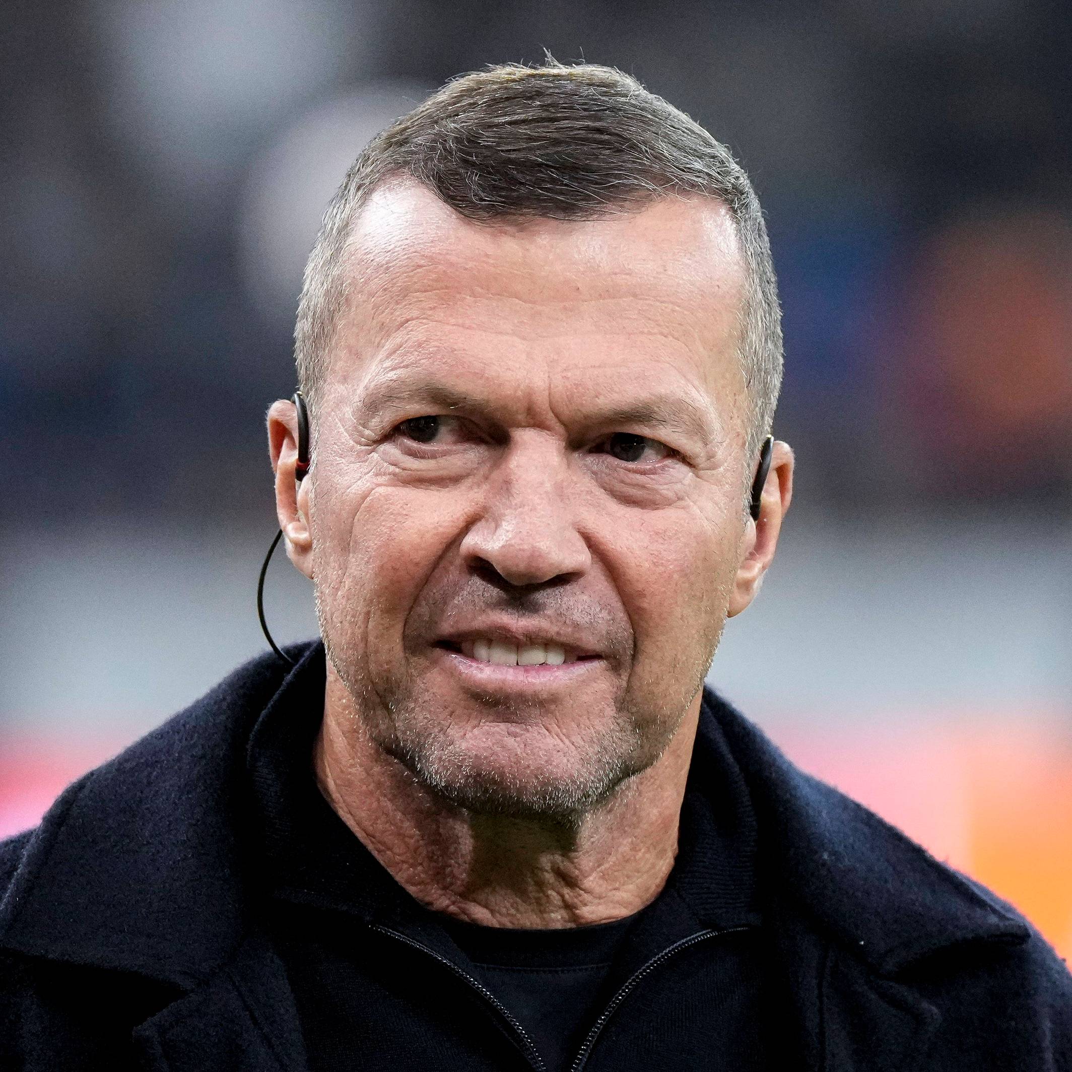 Sky-Experte Lothar Matthäus steht am Spielfeldrand.