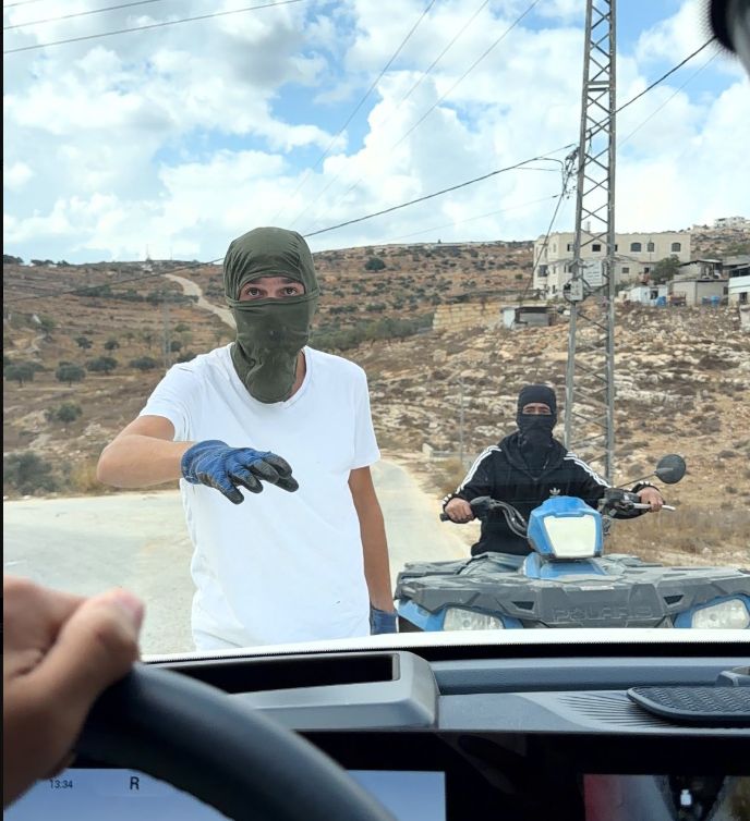 Maskierte israelische Siedler haben in Taybeh einen Autokonvoi europäischer Diplomaten angegriffen.