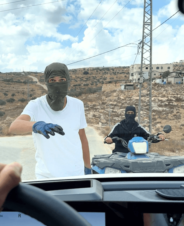 Maskierte israelische Siedler haben in Taybeh einen Autokonvoi europäischer Diplomaten angegriffen.