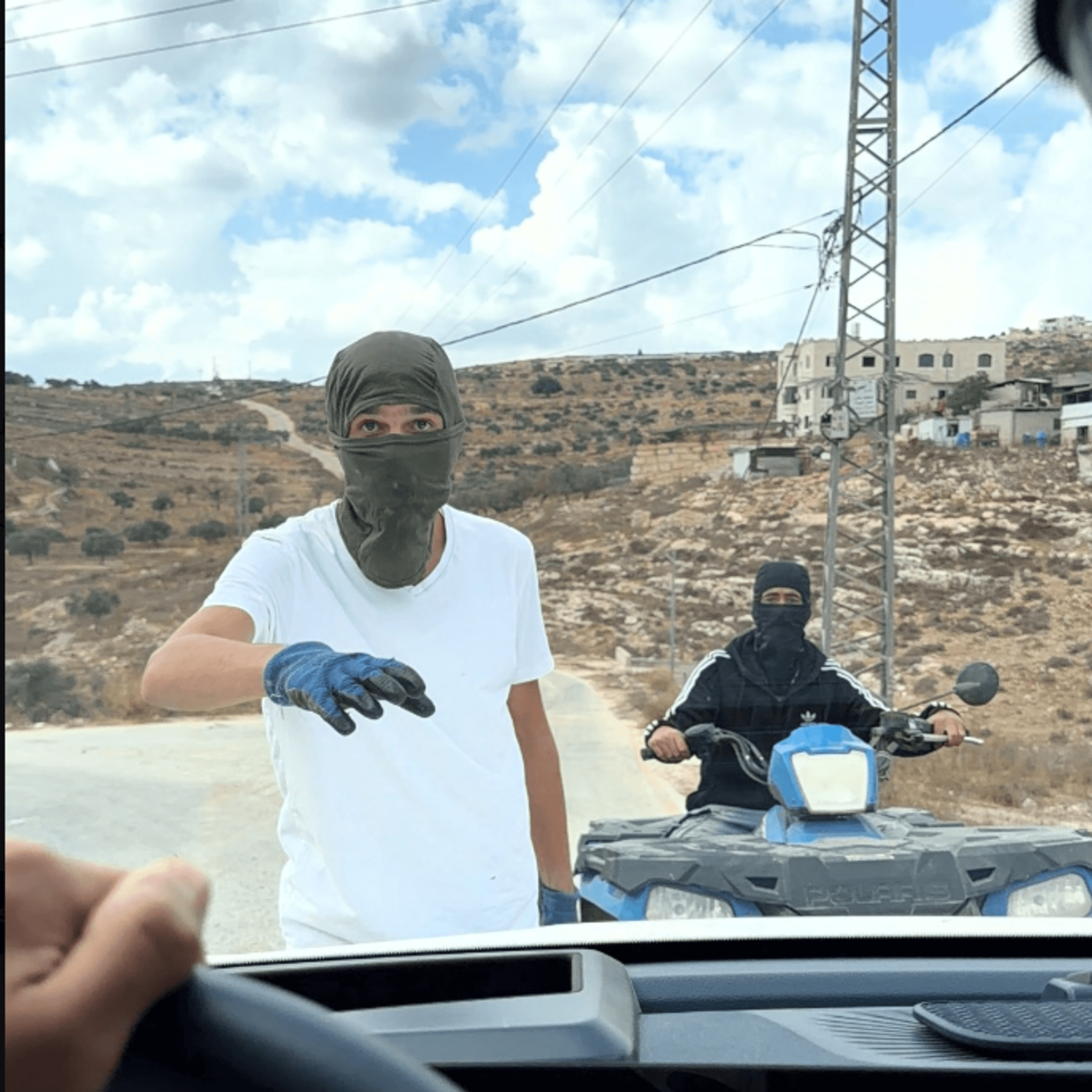 Maskierte israelische Siedler haben in Taybeh einen Autokonvoi europäischer Diplomaten angegriffen.