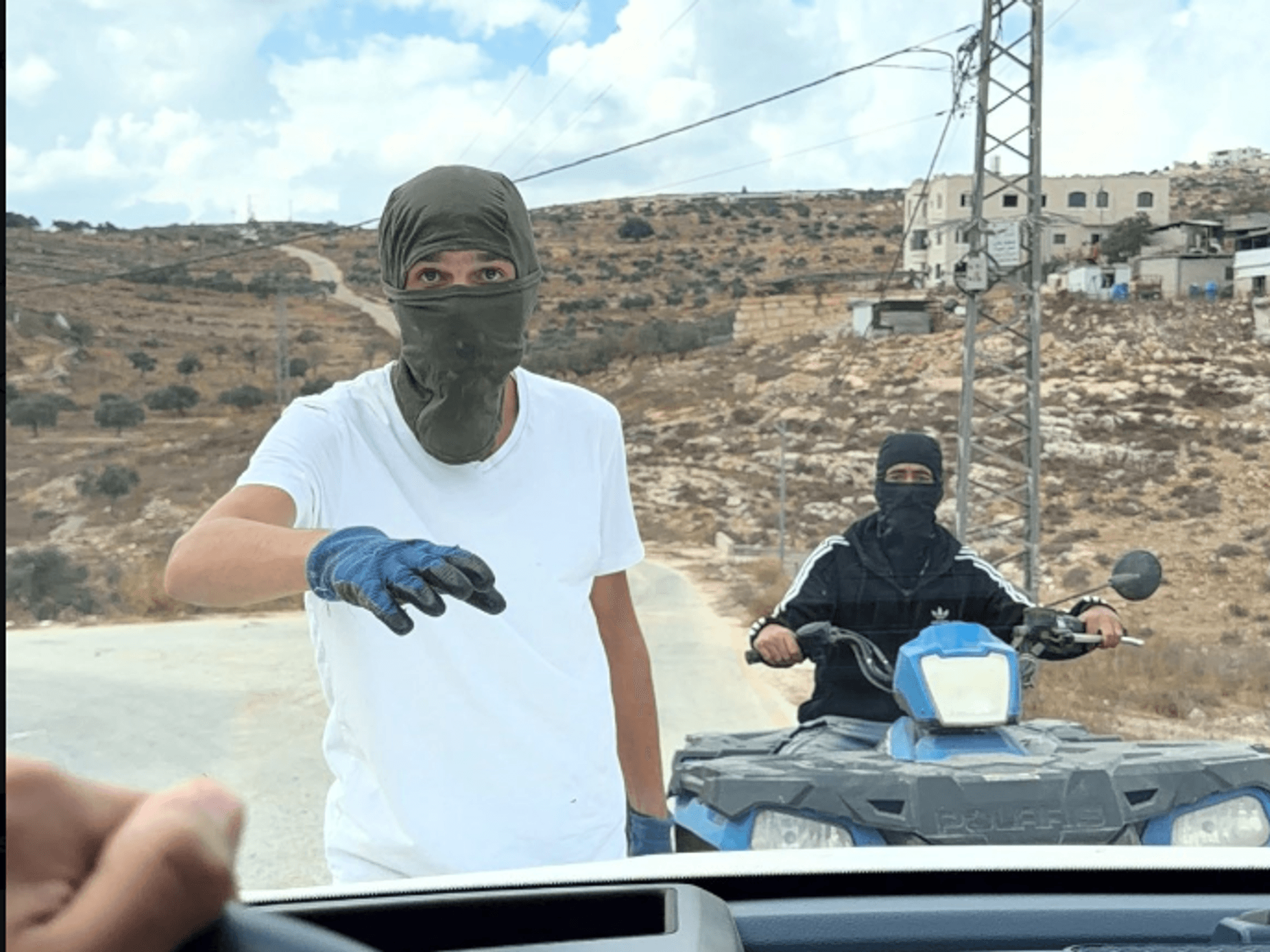 Maskierte israelische Siedler haben in Taybeh einen Autokonvoi europäischer Diplomaten angegriffen.
