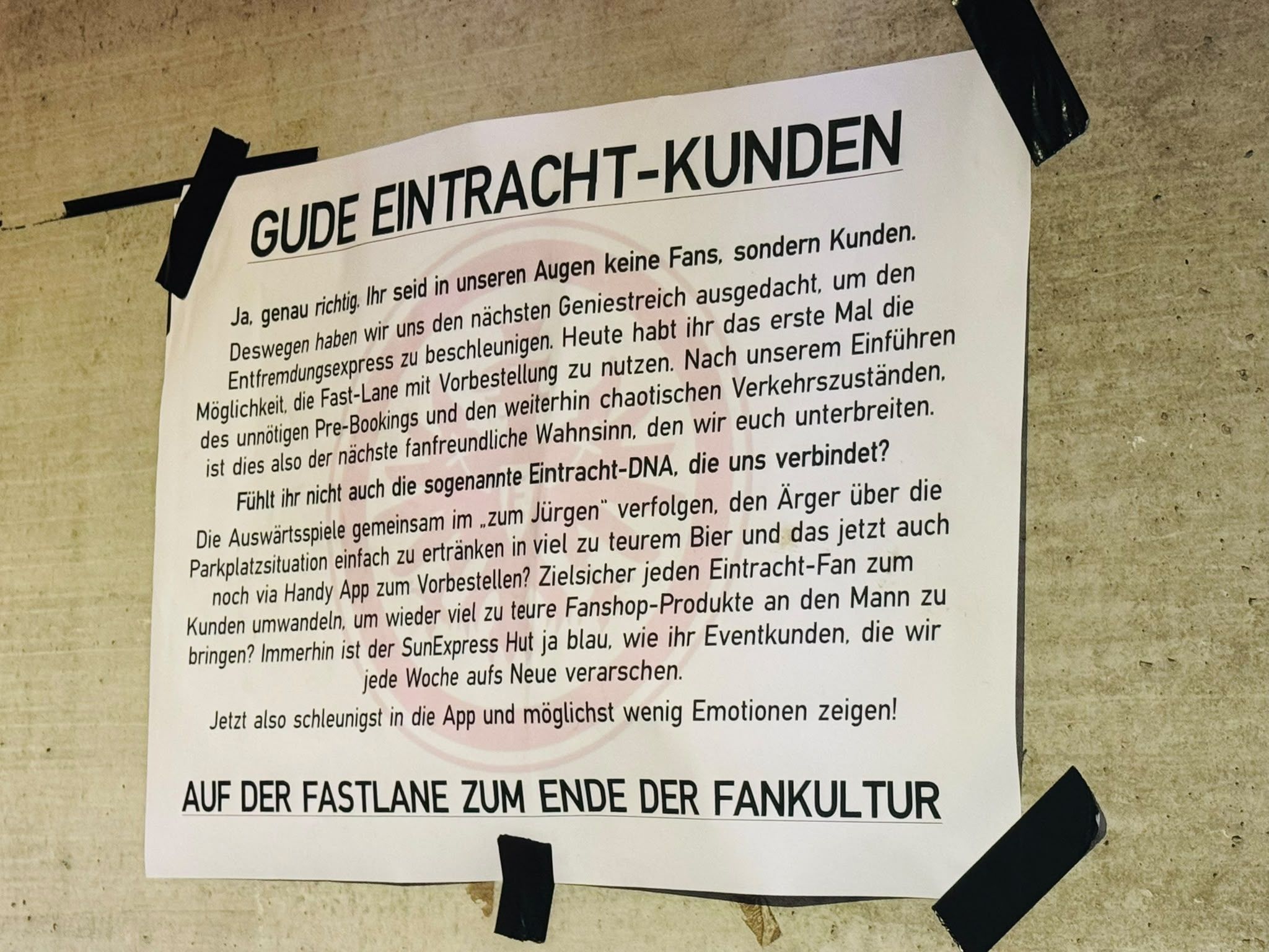 Ein sarkastisches Plakat der aktiven Fanszene, die sich das neue Cateringkonzept im Frankfurter Stadion vorknöpfte.