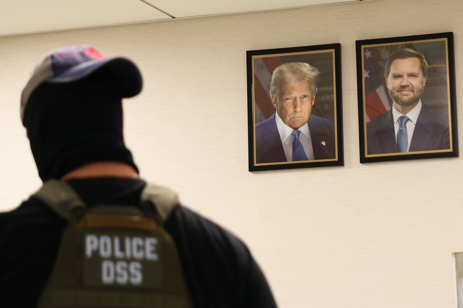 Ein New Yorker Bundesagent geht an Portärts von US-Präsident Trum und Vizepräsident JD Vance vorbei. Die US-Regierung geht konsequent gegen Einwanderer ohne Aufenthaltstitel vor. (Bild: 2025 Getty Images/Michael M. Santiago)