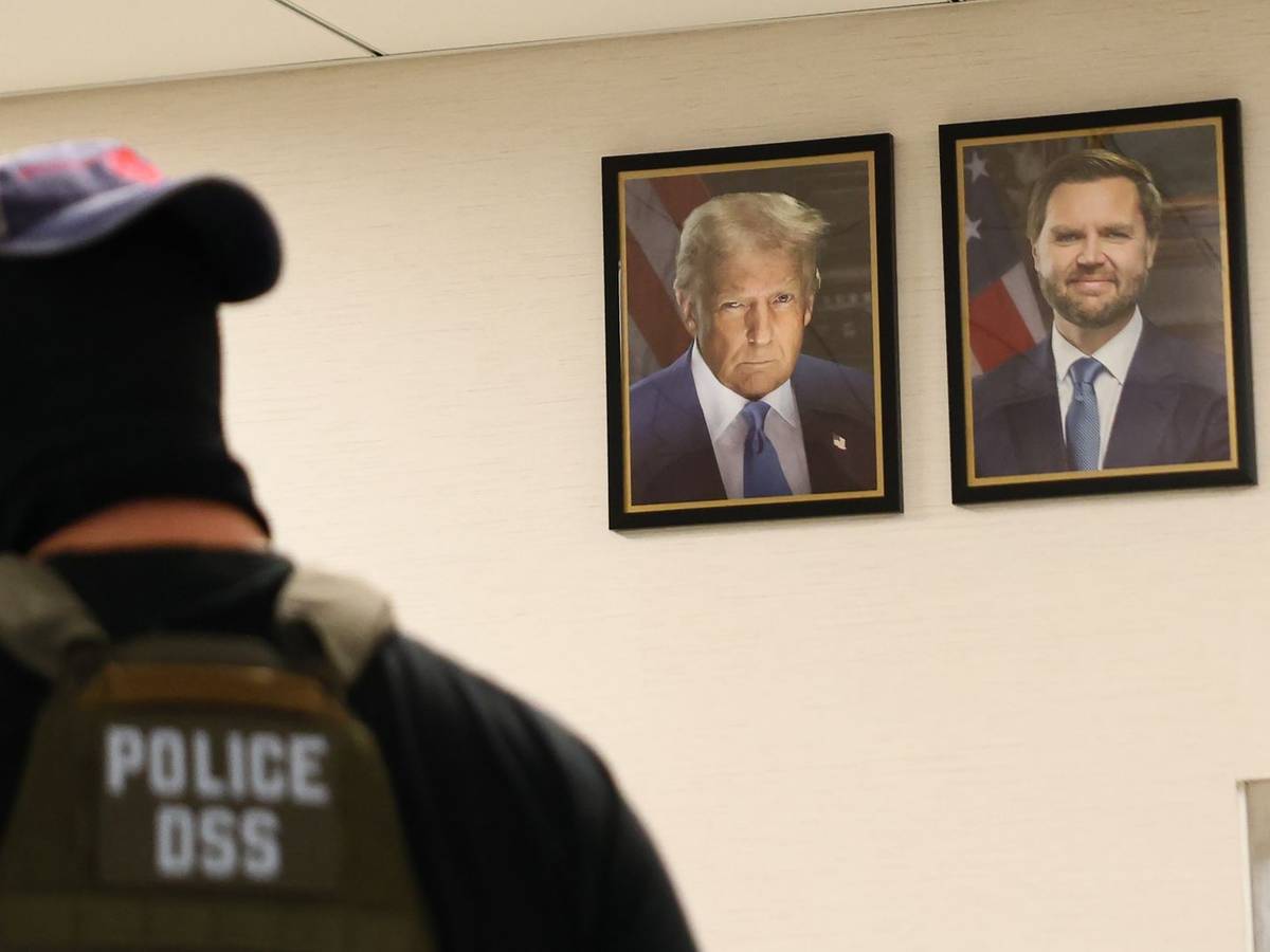 Ein New Yorker Bundesagent geht an Portärts von US-Präsident Trum und Vizepräsident JD Vance vorbei. Die US-Regierung geht konsequent gegen Einwanderer ohne Aufenthaltstitel vor. (Bild: 2025 Getty Images/Michael M. Santiago)