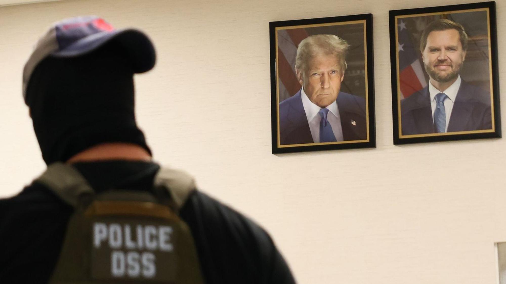 Ein New Yorker Bundesagent geht an Portärts von US-Präsident Trum und Vizepräsident JD Vance vorbei. Die US-Regierung geht konsequent gegen Einwanderer ohne Aufenthaltstitel vor. (Bild: 2025 Getty Images/Michael M. Santiago)