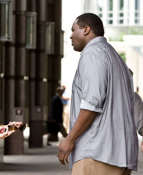 „Blind Side - Die große Chance“ erzählt von einem jungen übergewichtigen Mann (Quinton Aaron), der mit der Hilfe einer ihm zunächst völlig fremden Familie zum Sportstar aufsteigt. (Bild: RTL / Alcon Film Fund, LLC.)