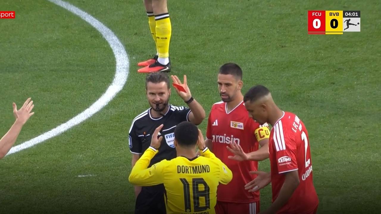 Schiedsrichter Daniel Schlager nimmt seine Rote Karte zurück.