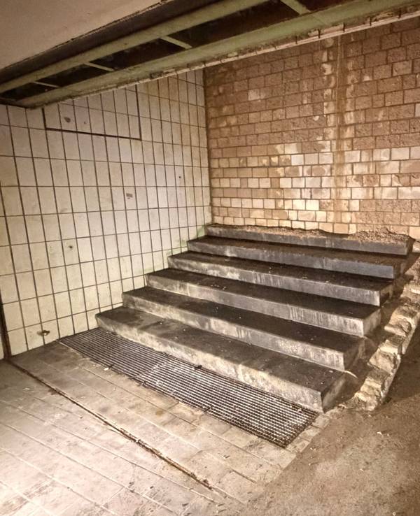 Treppe einer ehemaligen Unterführung