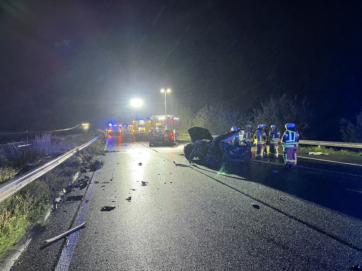 Auf der Autobahn 2 in Fahrtrichtung Dortmund haben sich nach dem schweren Unfall zahlreiche Trümmerteile verteilt. Insgesamt waren hier drei Fahrzeuge beteiligt. Foto: Feuerwehr Bad Salzuflen