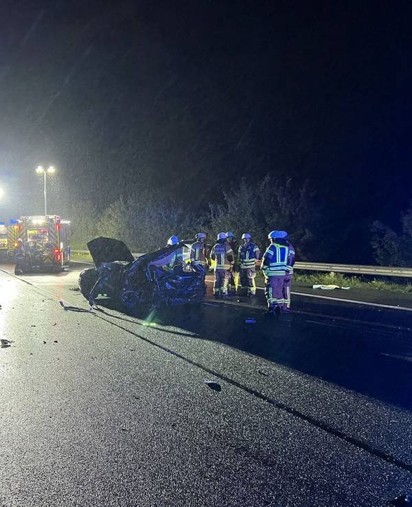 Auf der Autobahn 2 in Fahrtrichtung Dortmund haben sich nach dem schweren Unfall zahlreiche Trümmerteile verteilt. Insgesamt waren hier drei Fahrzeuge beteiligt. Foto: Feuerwehr Bad Salzuflen