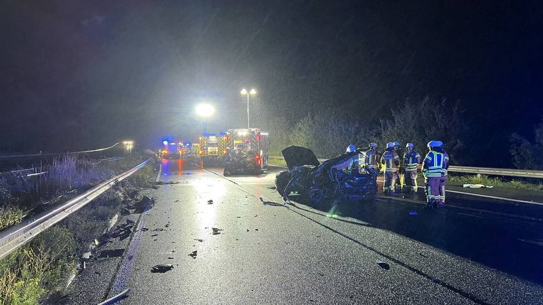 Auf der Autobahn 2 in Fahrtrichtung Dortmund haben sich nach dem schweren Unfall zahlreiche Trümmerteile verteilt. Insgesamt waren hier drei Fahrzeuge beteiligt. Foto: Feuerwehr Bad Salzuflen