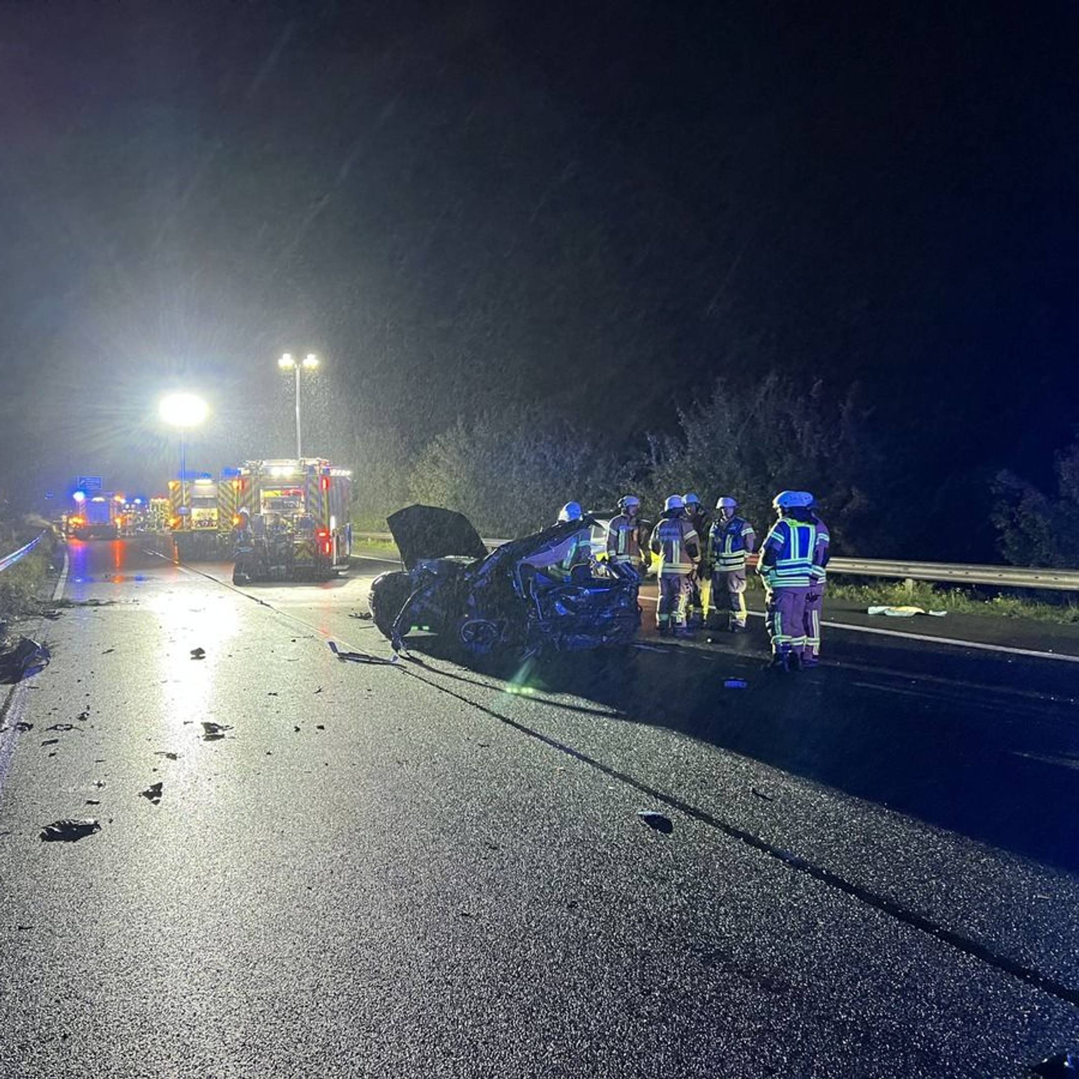 Auf der Autobahn 2 in Fahrtrichtung Dortmund haben sich nach dem schweren Unfall zahlreiche Trümmerteile verteilt. Insgesamt waren hier drei Fahrzeuge beteiligt. Foto: Feuerwehr Bad Salzuflen