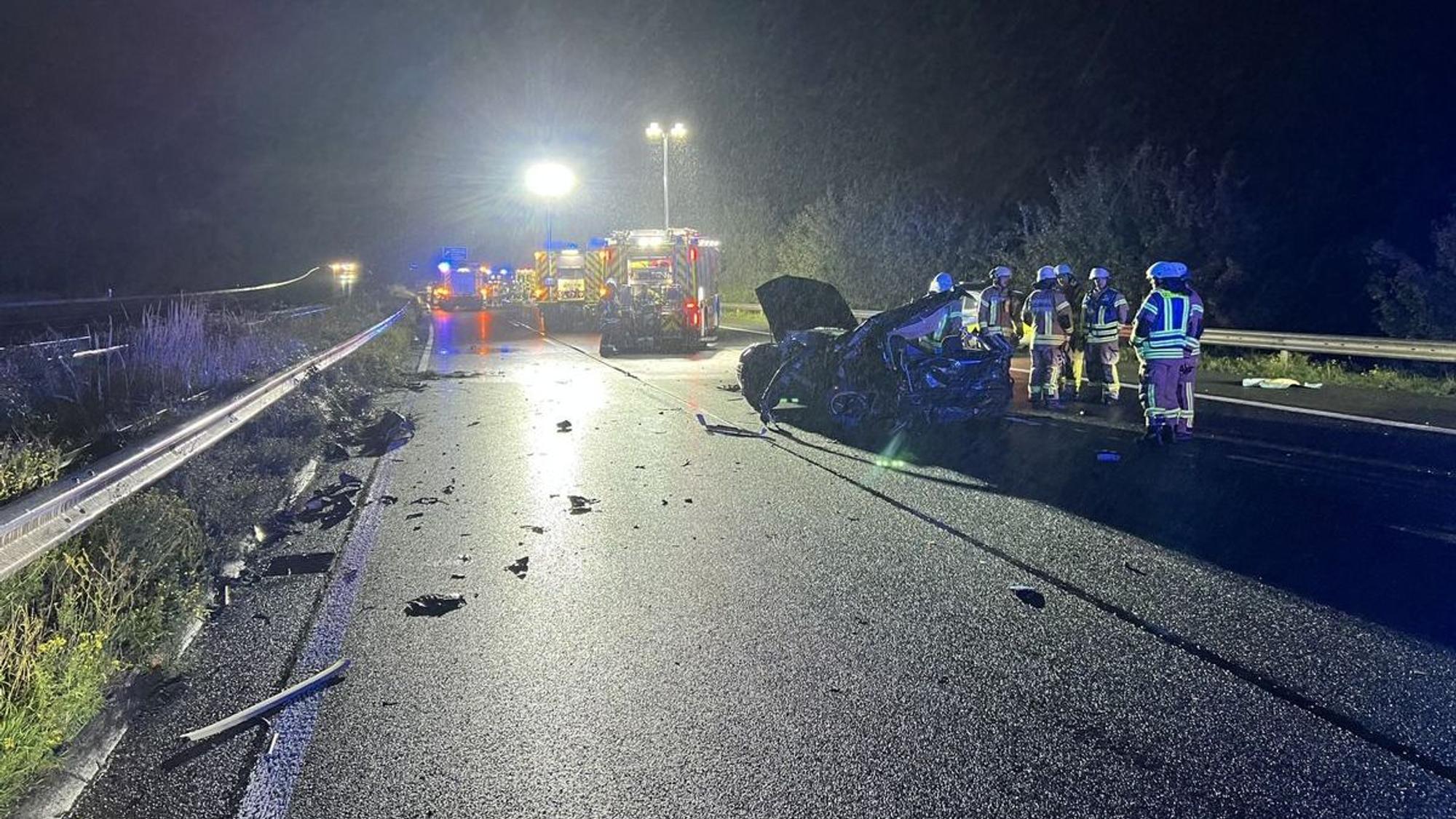 Auf der Autobahn 2 in Fahrtrichtung Dortmund haben sich nach dem schweren Unfall zahlreiche Trümmerteile verteilt. Insgesamt waren hier drei Fahrzeuge beteiligt. Foto: Feuerwehr Bad Salzuflen