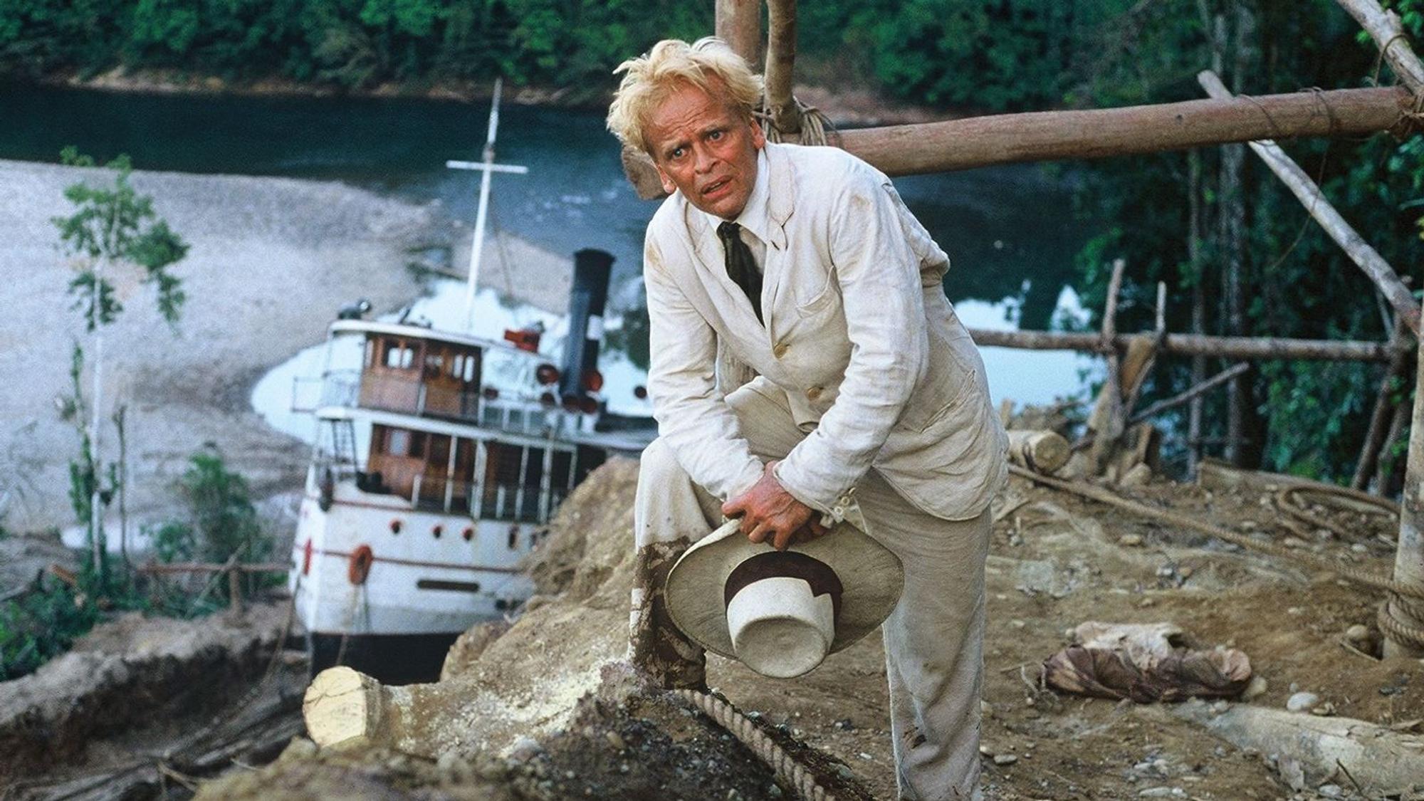 Szene aus „Fitzcarraldo“: Fitzcarraldo (Klaus Kinski) wird nicht eher ruhen, bis der Urwald eine Oper hat. (Bild: Studiocanal)