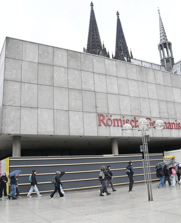 Menschen gehen am Römisch Germanischen Museum vorbei.