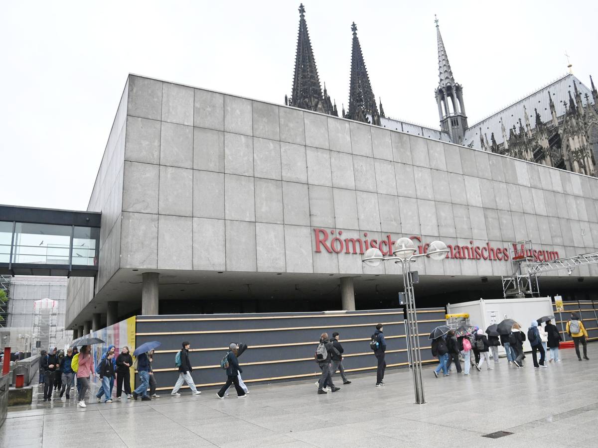 Menschen gehen am Römisch Germanischen Museum vorbei.
