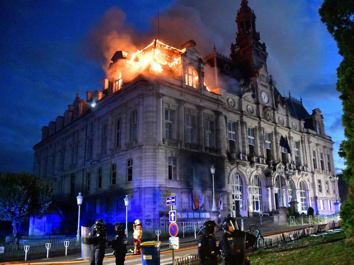 Das Rathaus brennt, nachdem eine Gruppe von Protestanten in Limoges in Zentralfrankreich gewaltsam in das Gebäude eingedrungen war.