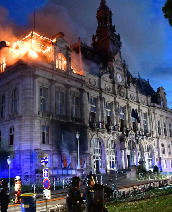 Das Rathaus brennt, nachdem eine Gruppe von Protestanten in Limoges in Zentralfrankreich gewaltsam in das Gebäude eingedrungen war.