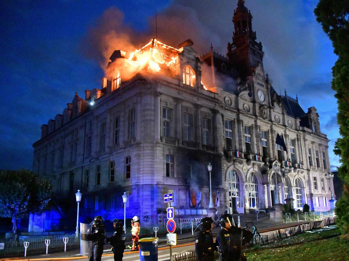 Das Rathaus brennt, nachdem eine Gruppe von Protestanten in Limoges in Zentralfrankreich gewaltsam in das Gebäude eingedrungen war.