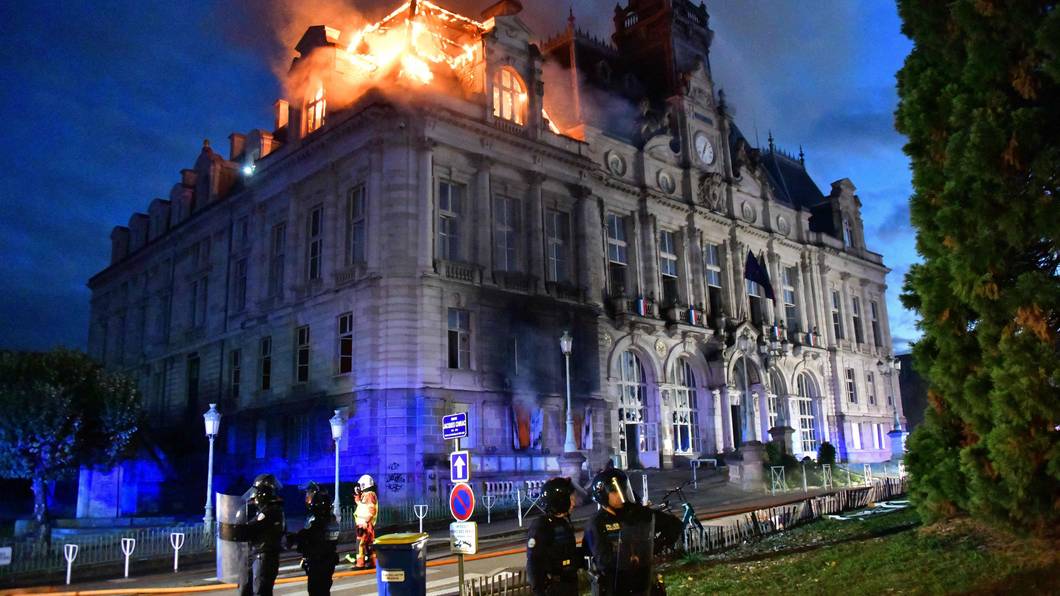 Das Rathaus brennt, nachdem eine Gruppe von Protestanten in Limoges in Zentralfrankreich gewaltsam in das Gebäude eingedrungen war.