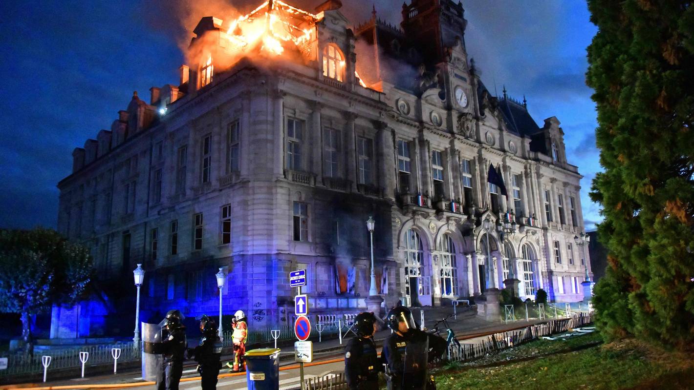 Das Rathaus brennt, nachdem eine Gruppe von Protestanten in Limoges in Zentralfrankreich gewaltsam in das Gebäude eingedrungen war.