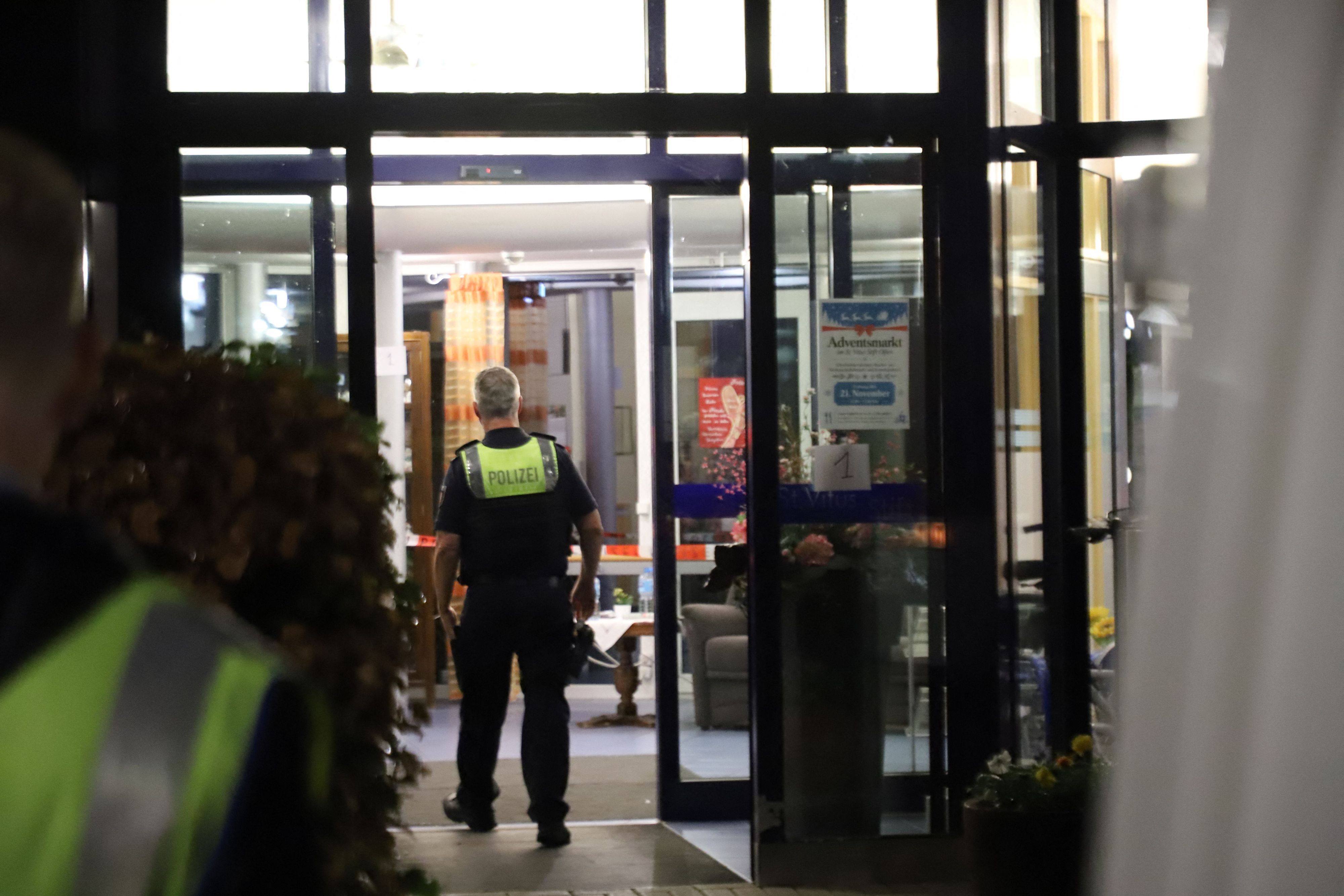 Ein Polizist geht in ein Seniorenheim, in dem es zu einem Messerangriff gekommen war.