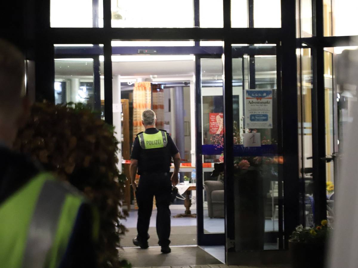 Ein Polizist geht in ein Seniorenheim, in dem es zu einem Messerangriff gekommen war.