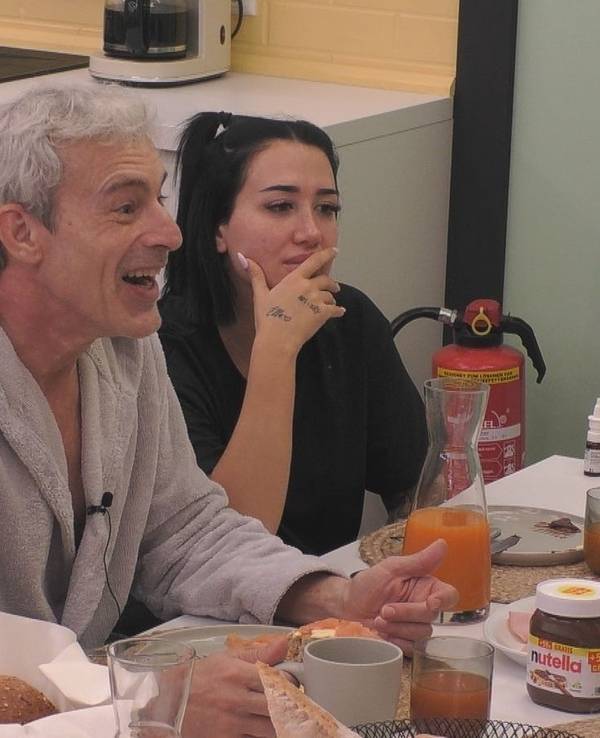 Gedeon Burkhard (mit Francesca Morgese) hat bereits Anfragen der besonderen Art gekriegt. (Bild: Joyn)