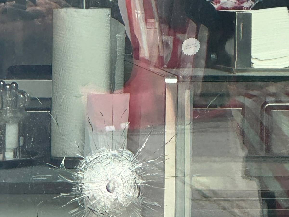 Die Scheibe des Rodenkirchener Restaurants wurde von einer Kugel getroffen.