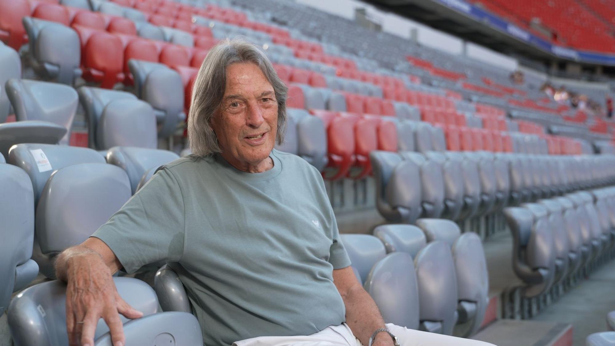 Dr. Hans-Wilhelm Müller-Wohlfahrt hatte in seinem Leben schon viele Prominente auf seiner Behandlungsliege. Nun wird der Sportmediziner von WOW porträtiert. (Bild: Sky / Kimmig Entertainment GmbH)