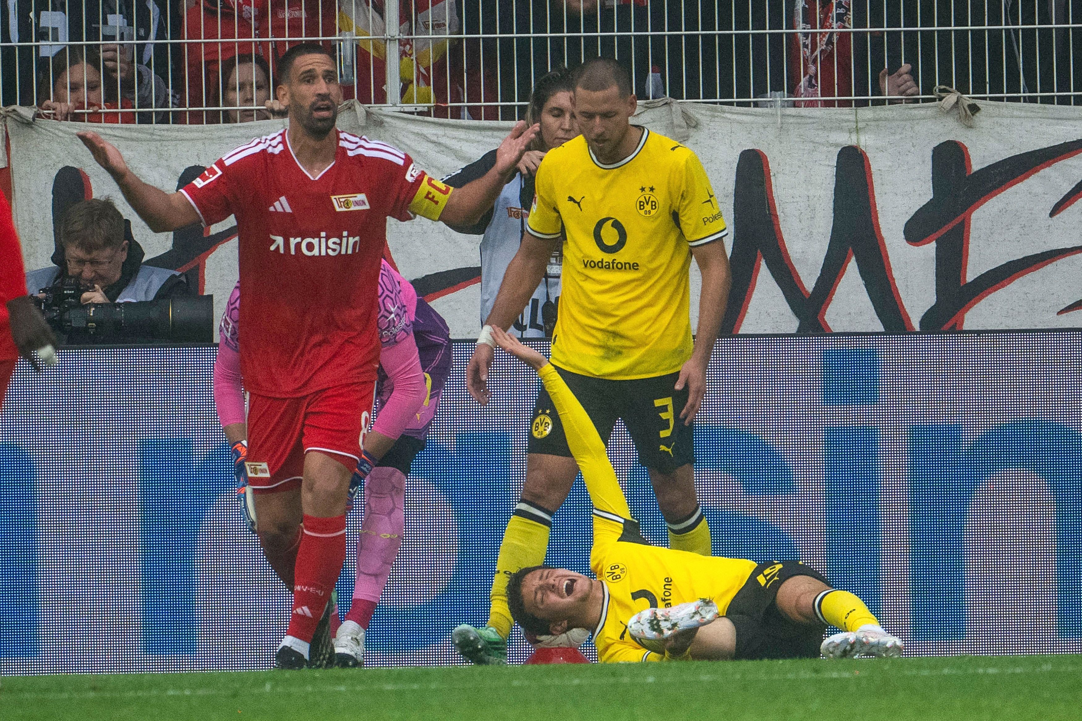 Konstantinos Karetsas liegt verletzt am Boden