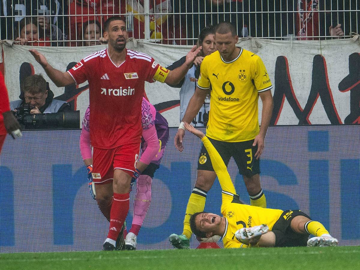 Konstantinos Karetsas liegt verletzt am Boden