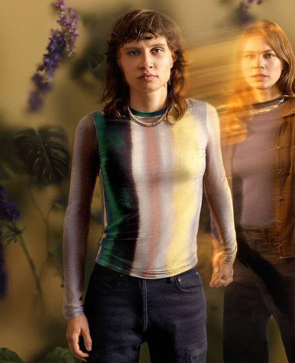Emilia (Luna Jordan, links) würde in der Serie „Wake up“ alles dafür tun, um ihre ältere Schwester Clara (Alicia von Rittberg) aus dem Koma zurück ins Leben zu holen. (Bild: ZDF und Janine Sametzky /Serviceplan)