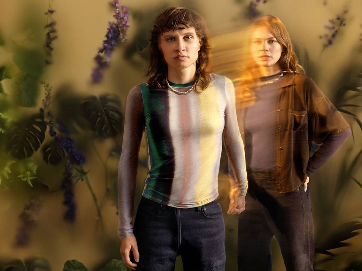 Emilia (Luna Jordan, links) würde in der Serie „Wake up“ alles dafür tun, um ihre ältere Schwester Clara (Alicia von Rittberg) aus dem Koma zurück ins Leben zu holen. (Bild: ZDF und Janine Sametzky /Serviceplan)