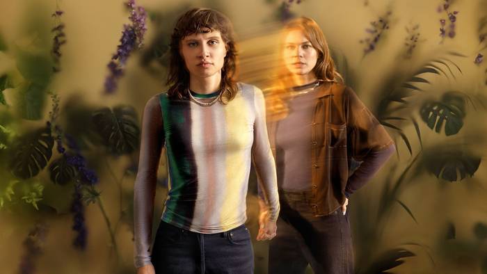 Emilia (Luna Jordan, links) würde in der Serie „Wake up“ alles dafür tun, um ihre ältere Schwester Clara (Alicia von Rittberg) aus dem Koma zurück ins Leben zu holen. (Bild: ZDF und Janine Sametzky /Serviceplan)