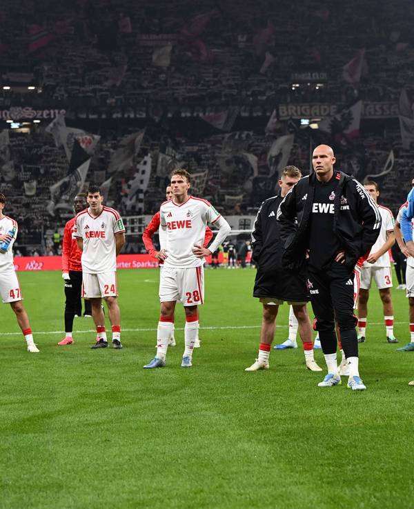 Die Spieler des 1. FC Köln stehen nach der Niederlage in Frankfurt enttäuscht auf dem Rasen vor den mitgereisten Fans.
