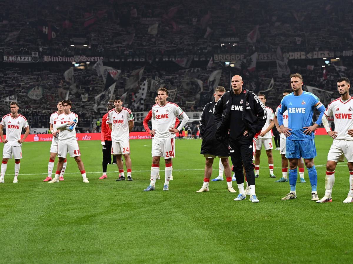 Die Spieler des 1. FC Köln stehen nach der Niederlage in Frankfurt enttäuscht auf dem Rasen vor den mitgereisten Fans.