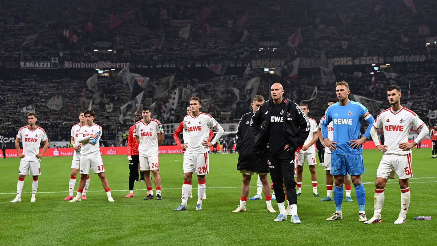 Die Spieler des 1. FC Köln stehen nach der Niederlage in Frankfurt enttäuscht auf dem Rasen vor den mitgereisten Fans.