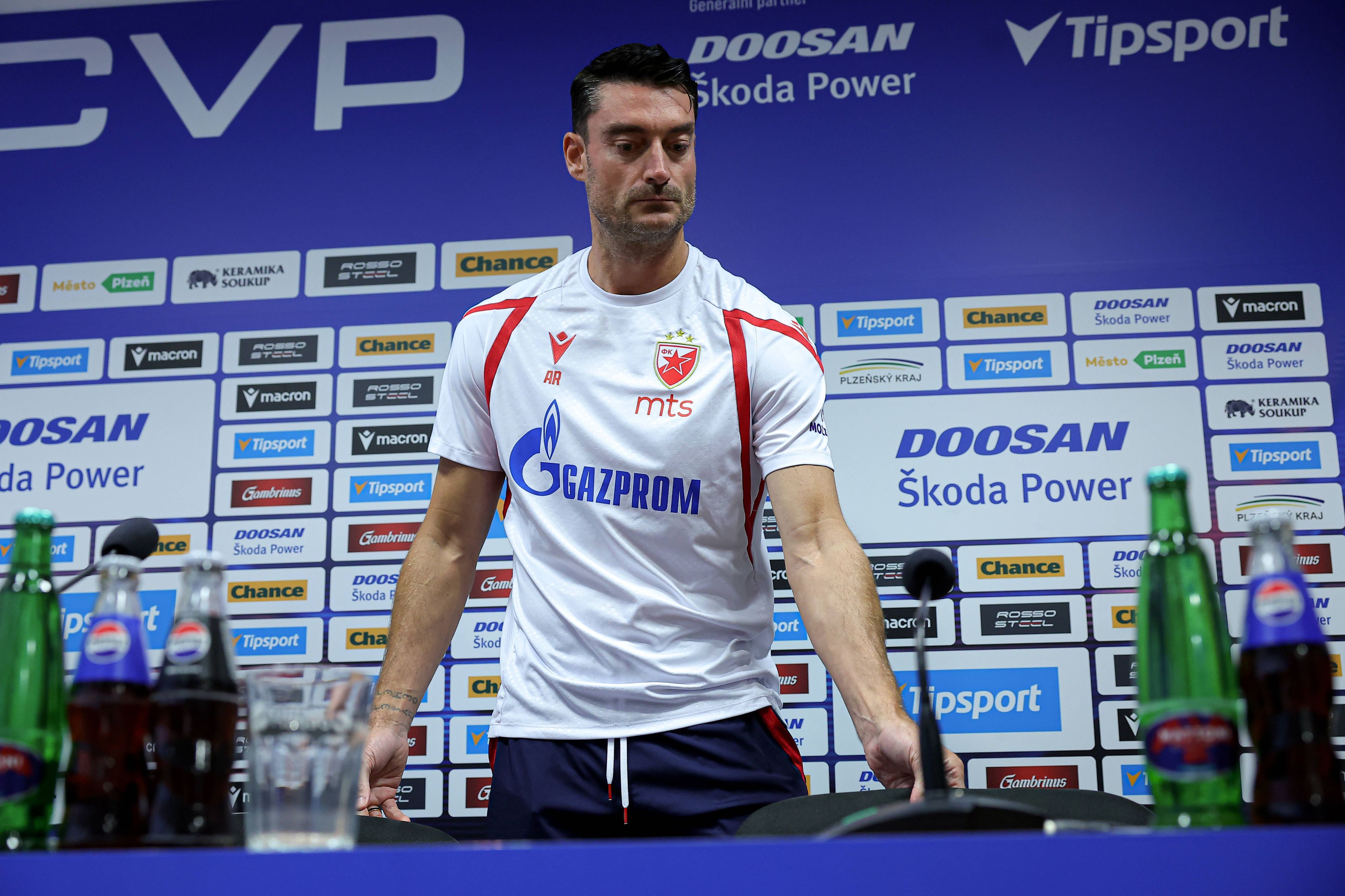 Albert Riera bei einer Pressekonferenz