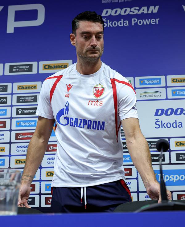 Albert Riera bei einer Pressekonferenz